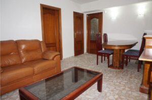 Salón con sofá, mesa de centro y comedor