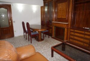 Comedor con mueble de madera