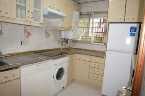 Cocina amueblada con electrodomésticos