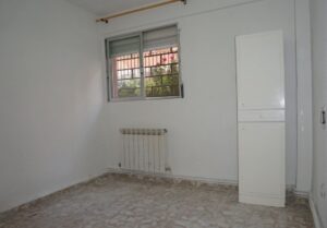 Segundo dormitorio con ventana y armario