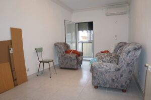Salón con salida a la terraza y aire acondicionado
