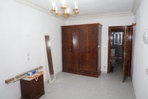 Dormitorio con armario y puerta al pasillo
