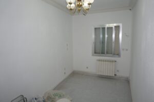 Segundo dormitorio con ventana y radiador