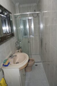 Baño completo con plato de ducha y mampara