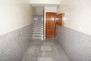 Portal del edificio con acceso a la escalera