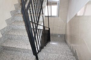 Escalera comunitaria del edificio